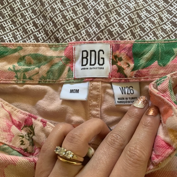 Floral urban outfitter shorts worn on Taylor swift - Picture 3 of 5